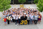 Gruppenbild mit 30-Jahre-Luftballons