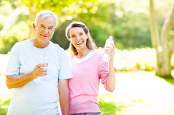 (Foto: iStock.com/Neustockimages) Mann und Frau mit Getränk in den Händen
