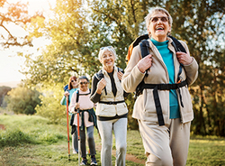 Gut hören, Gemeinschaft genießen Seniorinnen beim Wandern